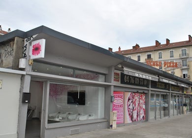 Façade du Studio Barber Clémenceau à Grenoble, Auvergne-rhône-alpes, FR, offrant des coupes élégantes.