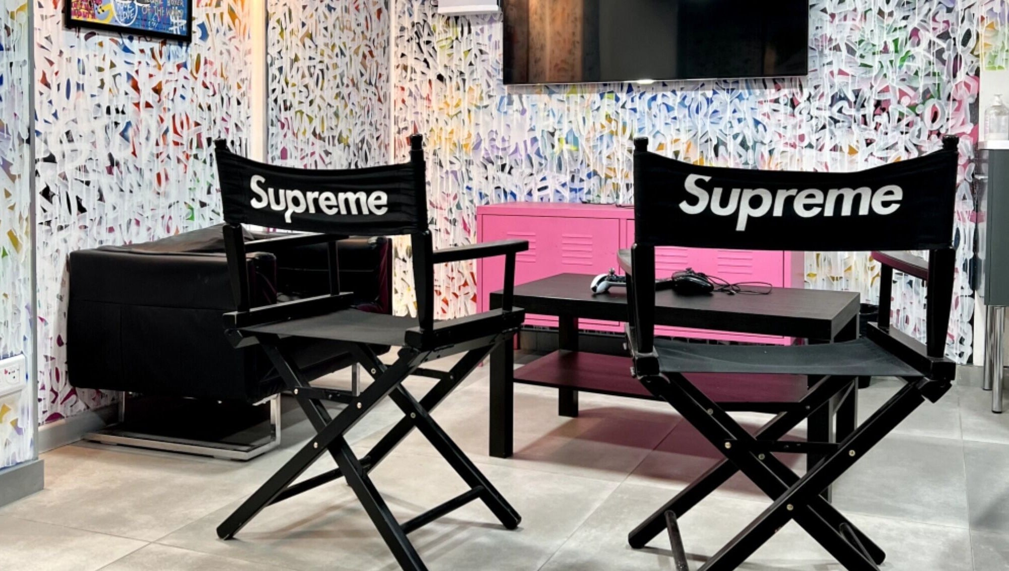 Intérieur moderne du Studio Barber Championnet à Grenoble, Auvergne-rhône-alpes, FR avec chaises iconiques.