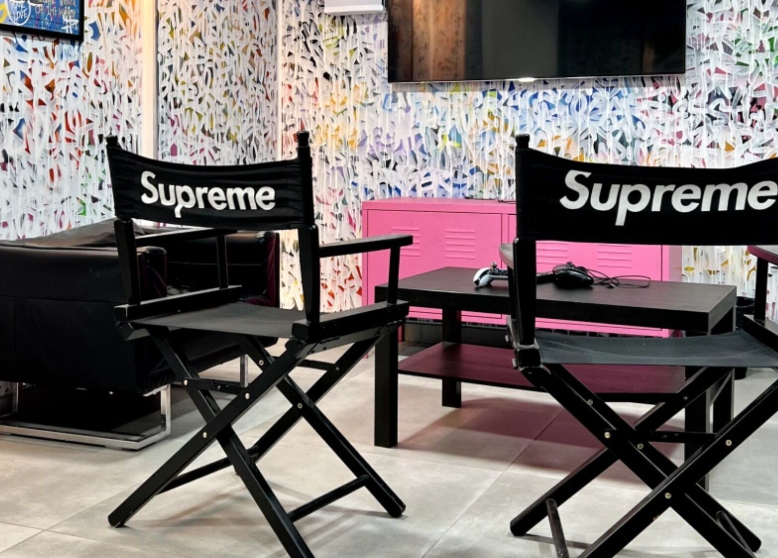 Intérieur moderne du Studio Barber Championnet à Grenoble, Auvergne-rhône-alpes, FR avec chaises iconiques.