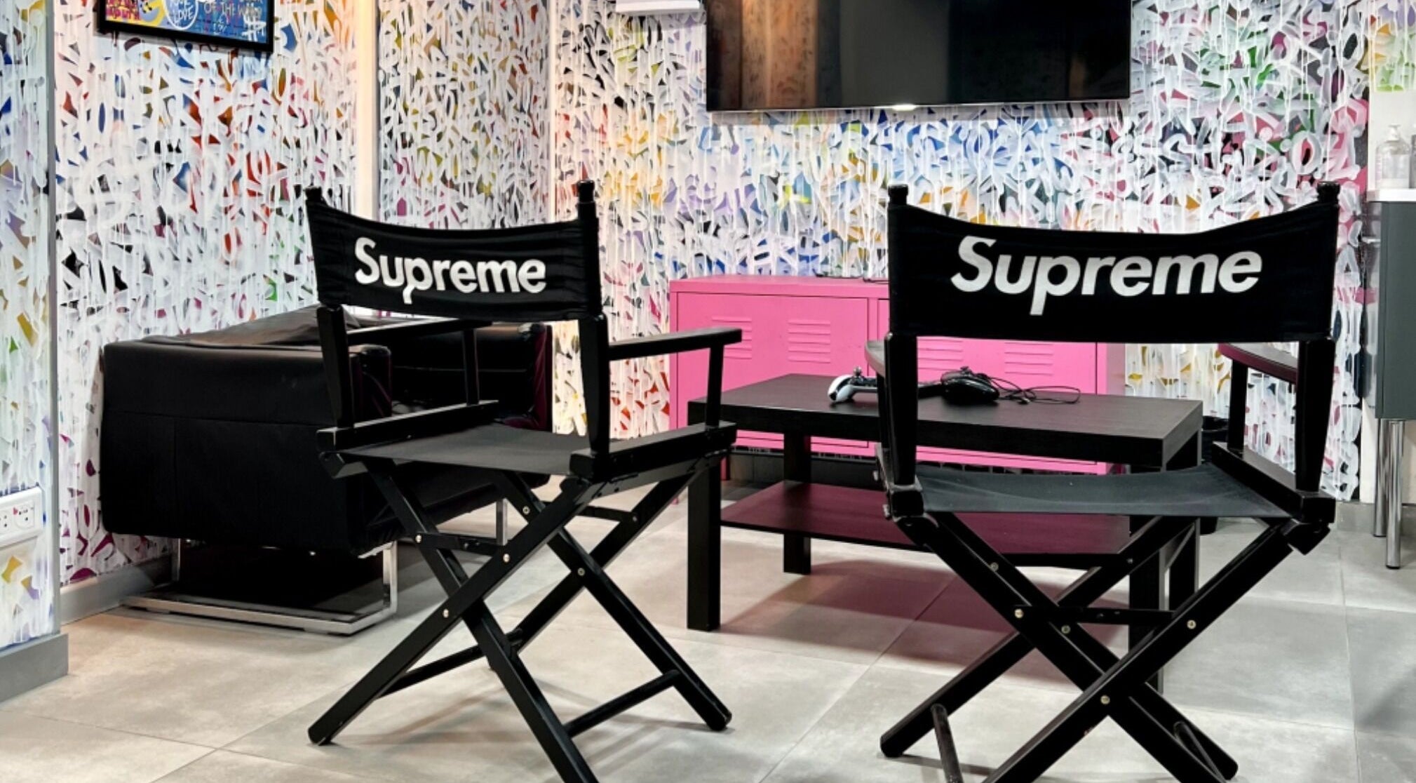 Intérieur moderne du Studio Barber Championnet à Grenoble, Auvergne-rhône-alpes, FR avec chaises iconiques.