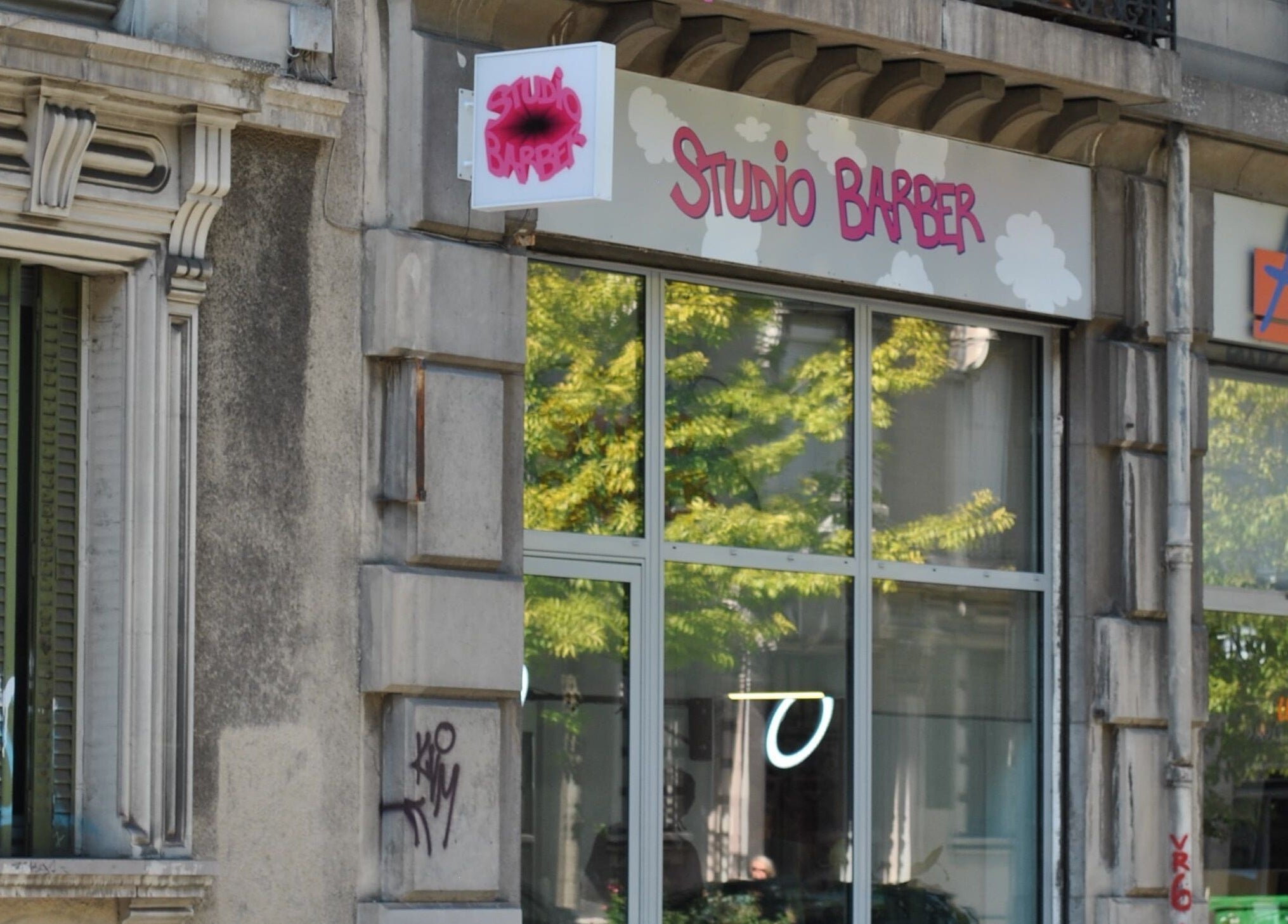 Façade de Studio Barber Championnet à Grenoble, Auvergne-rhône-alpes, FR, avec vitrine moderne.