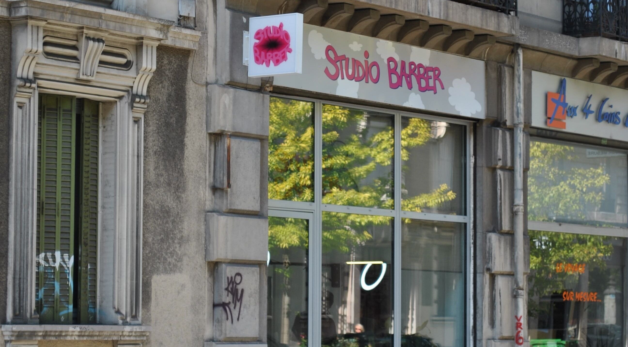 Façade de Studio Barber Championnet à Grenoble, Auvergne-rhône-alpes, FR, avec vitrine moderne.