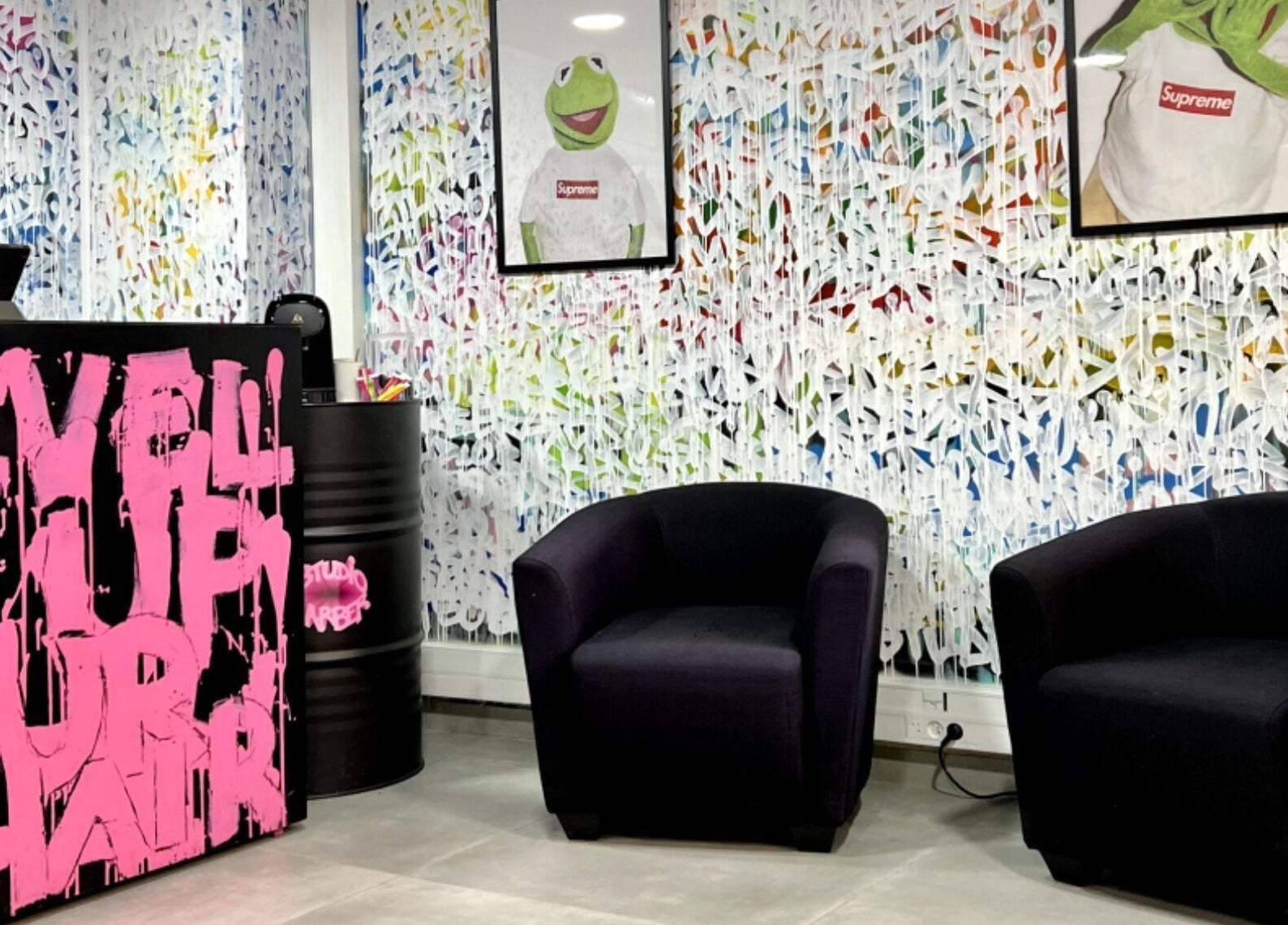 Espace d'accueil coloré au Studio Barber Championnet, Grenoble, Auvergne-rhône-alpes, FR.