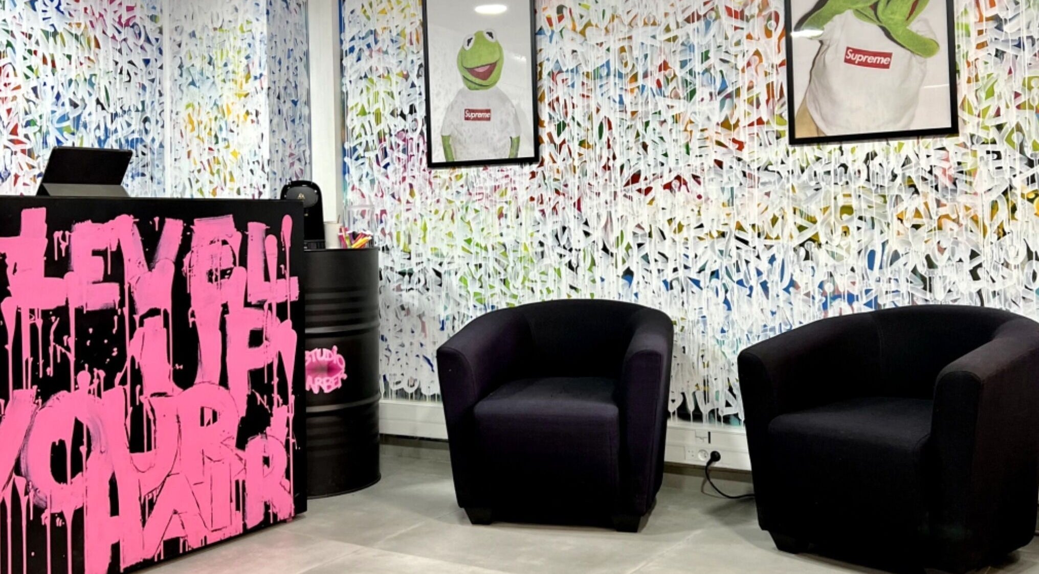 Espace d'accueil coloré au Studio Barber Championnet, Grenoble, Auvergne-rhône-alpes, FR.