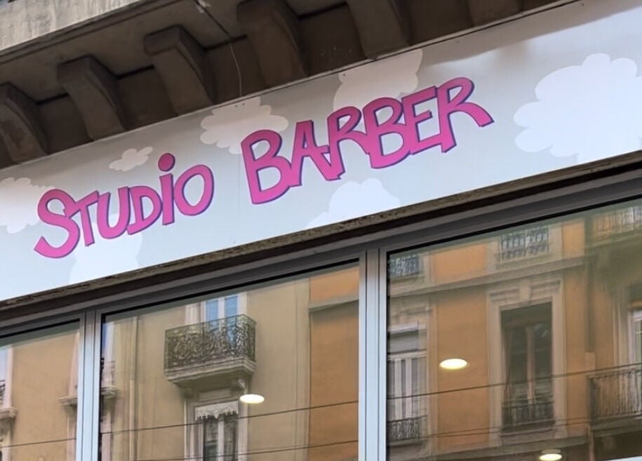 Enseigne extérieure de Studio Barber Championnet à Grenoble, Auvergne-rhône-alpes, FR avec un design de nuage.