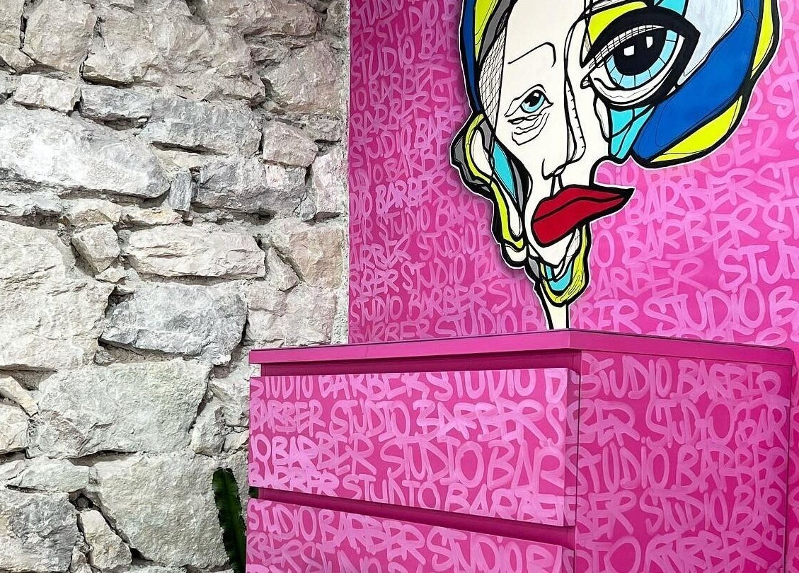 Mur vibrant avec illustration artistique chez Studio Barber Championnet, Grenoble, Auvergne-Rhône-Alpes, FR.