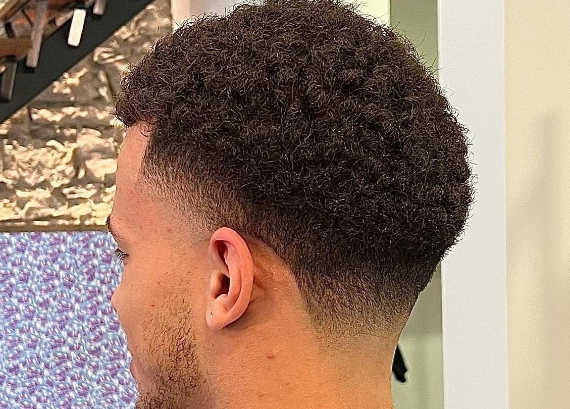 Coupé dégradé élégant à Studio Barber Championnet, Grenoble, Auvergne-rhône-alpes, FR