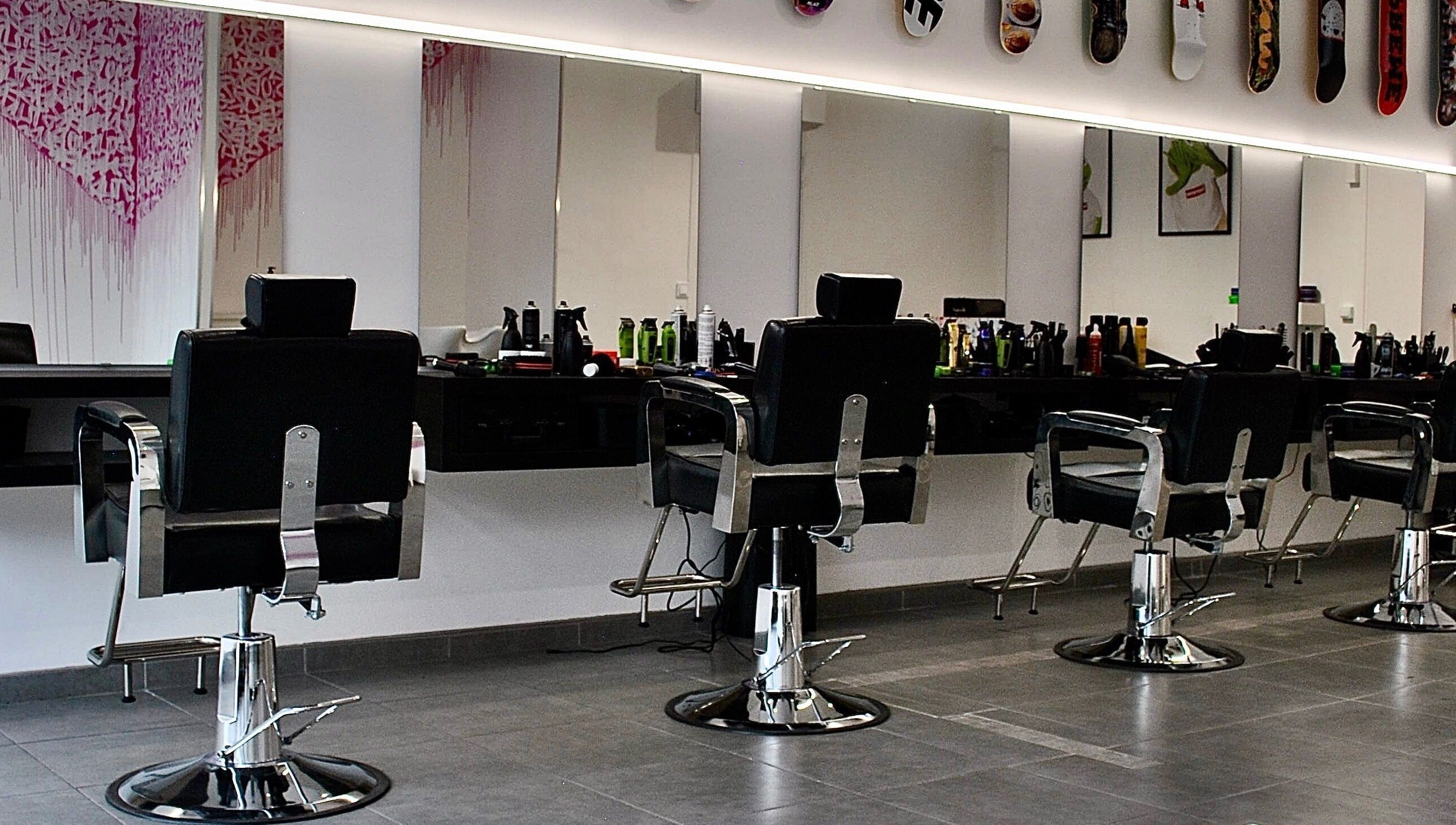 Intérieur élégant de Studio Barber Clémenceau à Grenoble, Auvergne-rhône-alpes, avec fauteuils de barbier.
