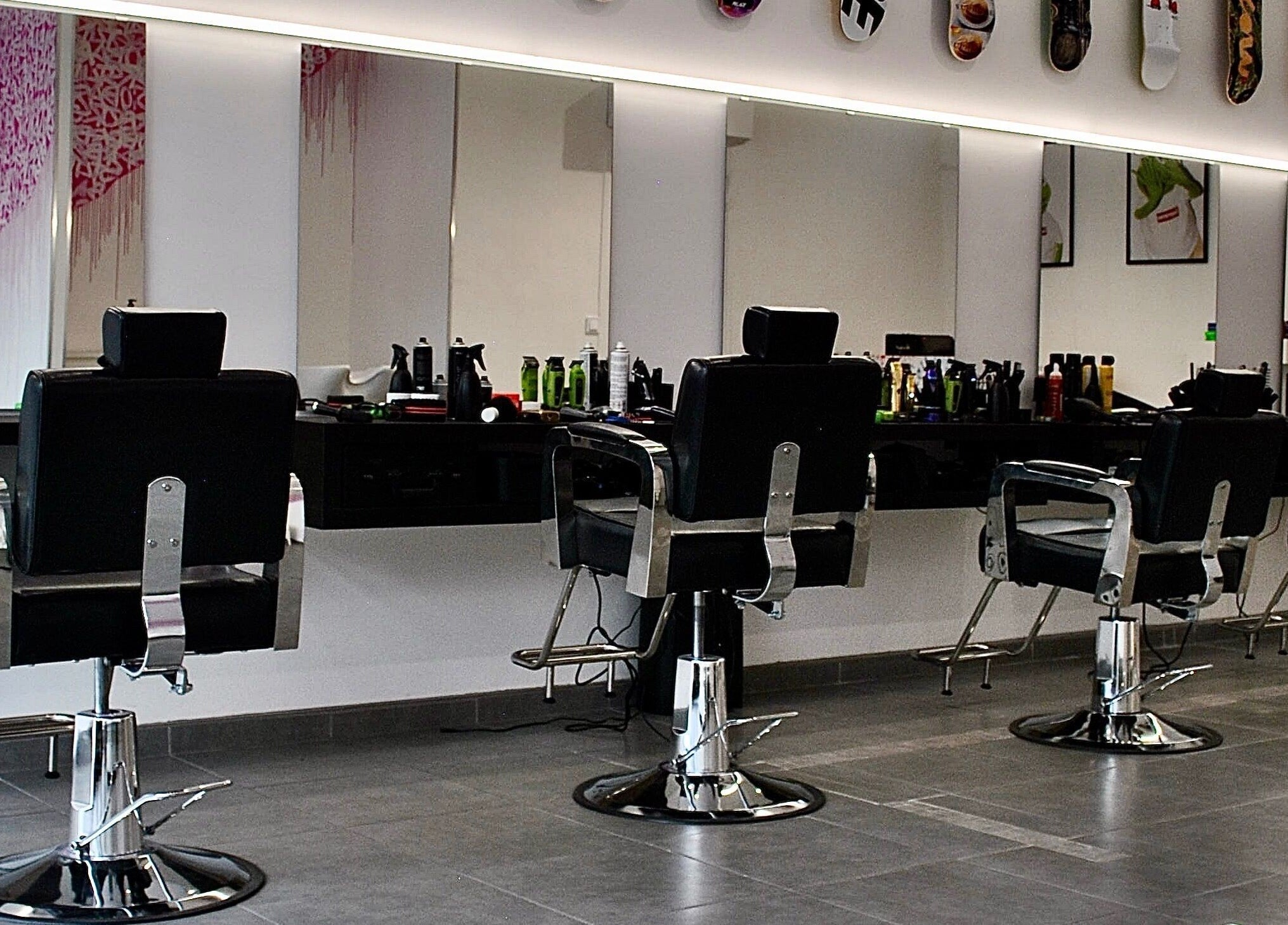 Intérieur élégant de Studio Barber Clémenceau à Grenoble, Auvergne-rhône-alpes, avec fauteuils de barbier.