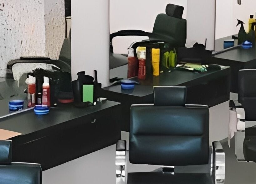 Vue élégante des fauteuils de Studio Barber Clémenceau à Grenoble, Auvergne-rhône-alpes, FR