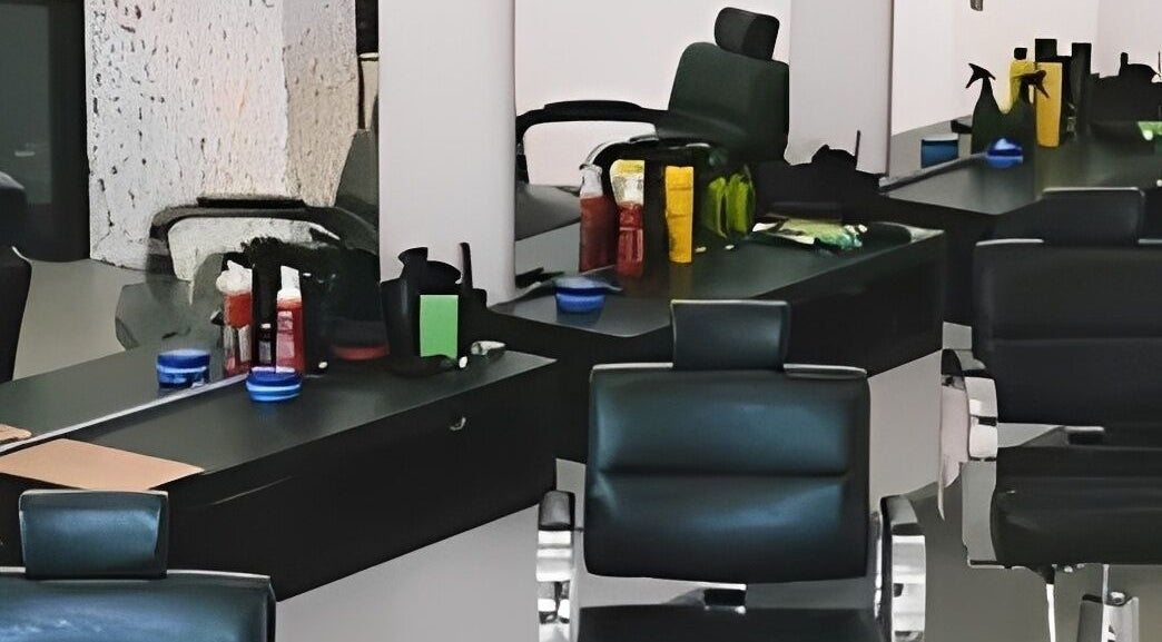 Vue élégante des fauteuils de Studio Barber Clémenceau à Grenoble, Auvergne-rhône-alpes, FR