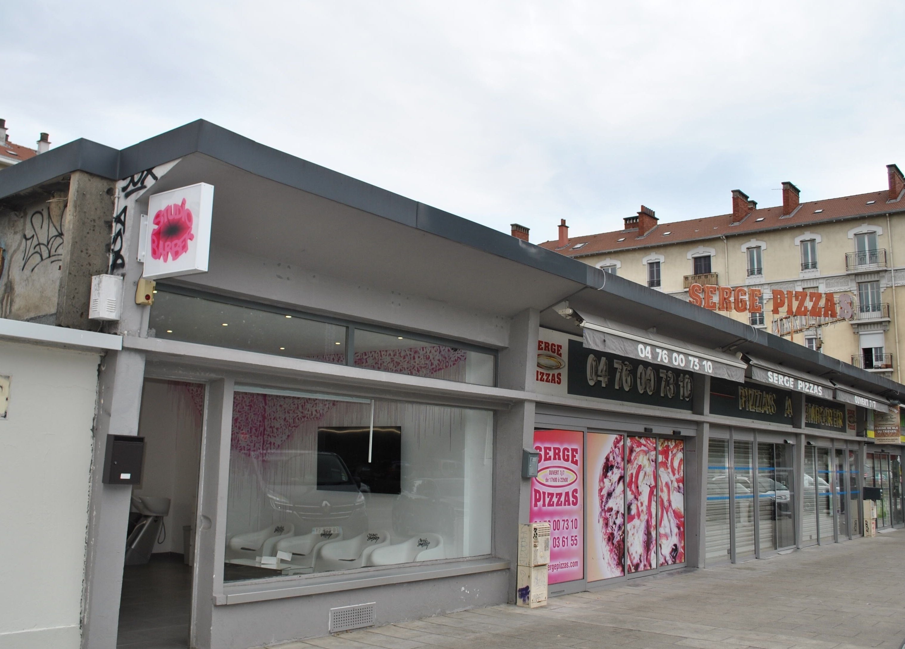 Entrée moderne de Studio Barber Clémenceau à Grenoble, Auvergne-rhône-alpes, FR.