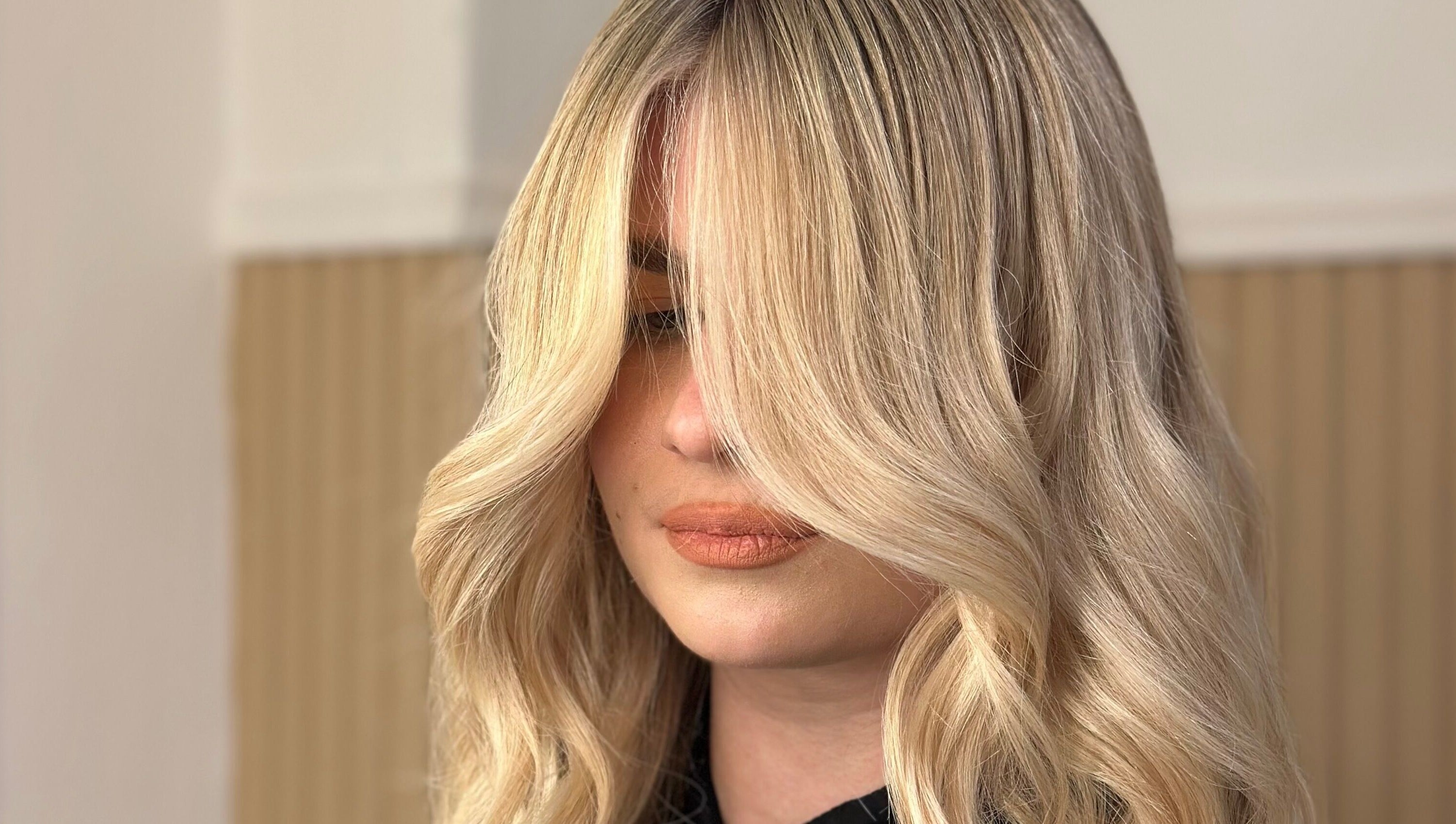 Γυναίκα με λαμπερά ξανθά μαλλιά στο Secret, Καμίνια, GR.