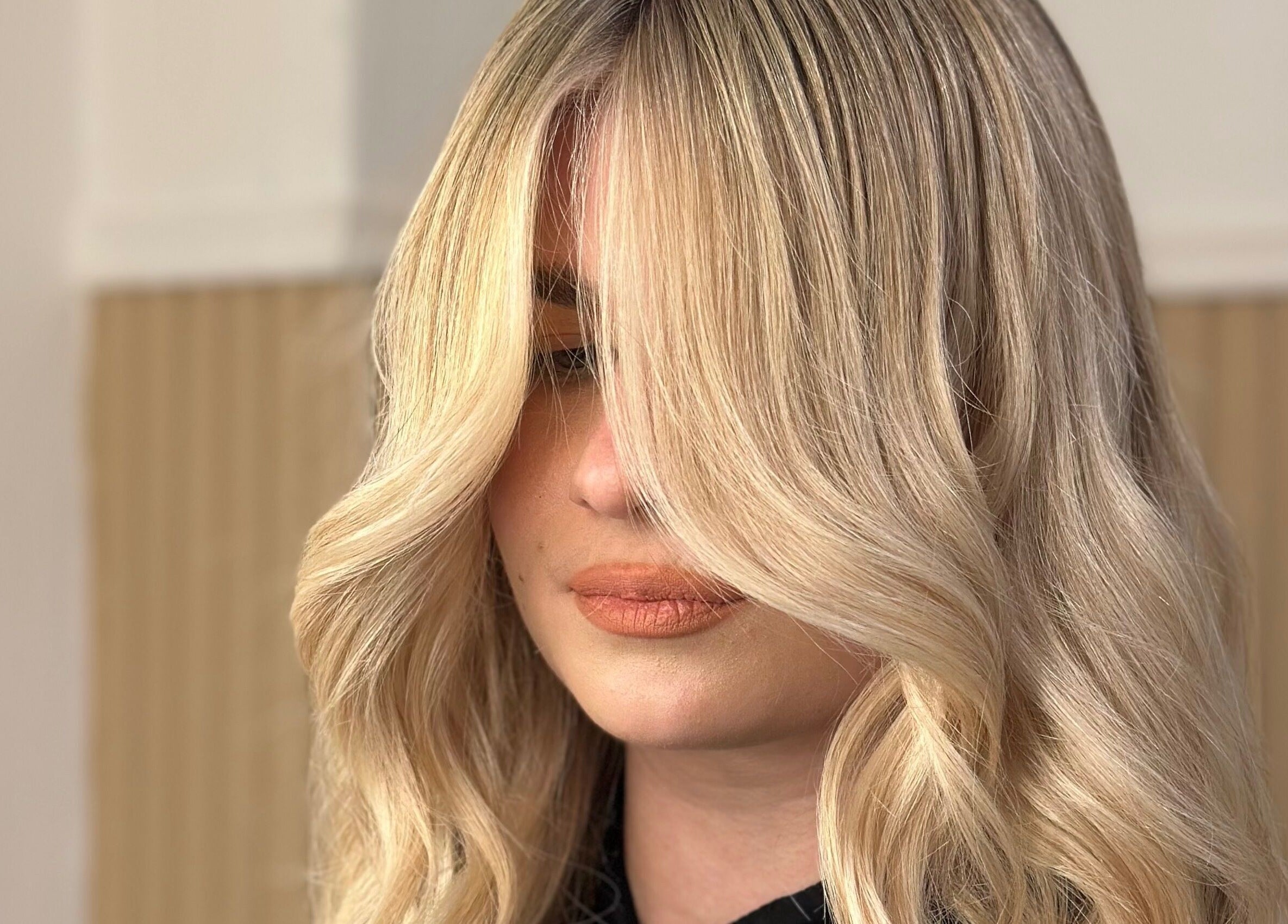 Γυναίκα με λαμπερά ξανθά μαλλιά στο Secret, Καμίνια, GR.