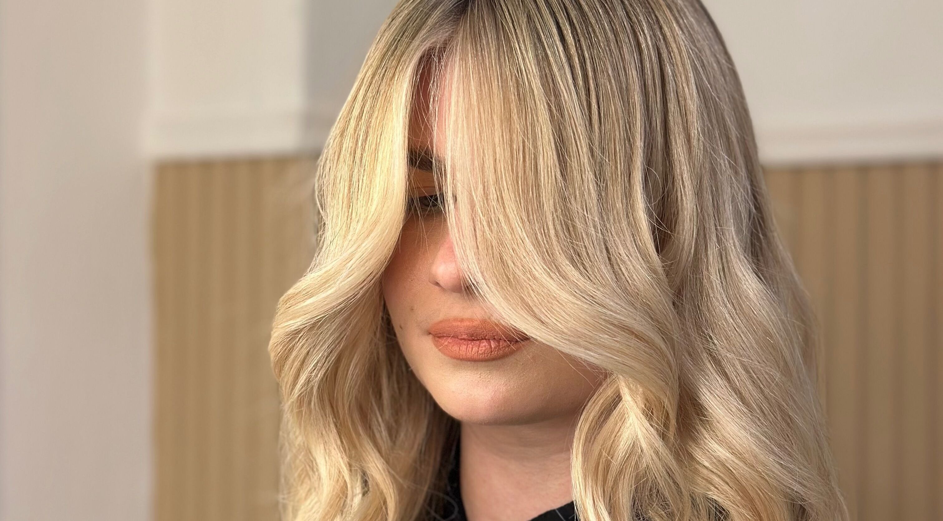 Γυναίκα με λαμπερά ξανθά μαλλιά στο Secret, Καμίνια, GR.