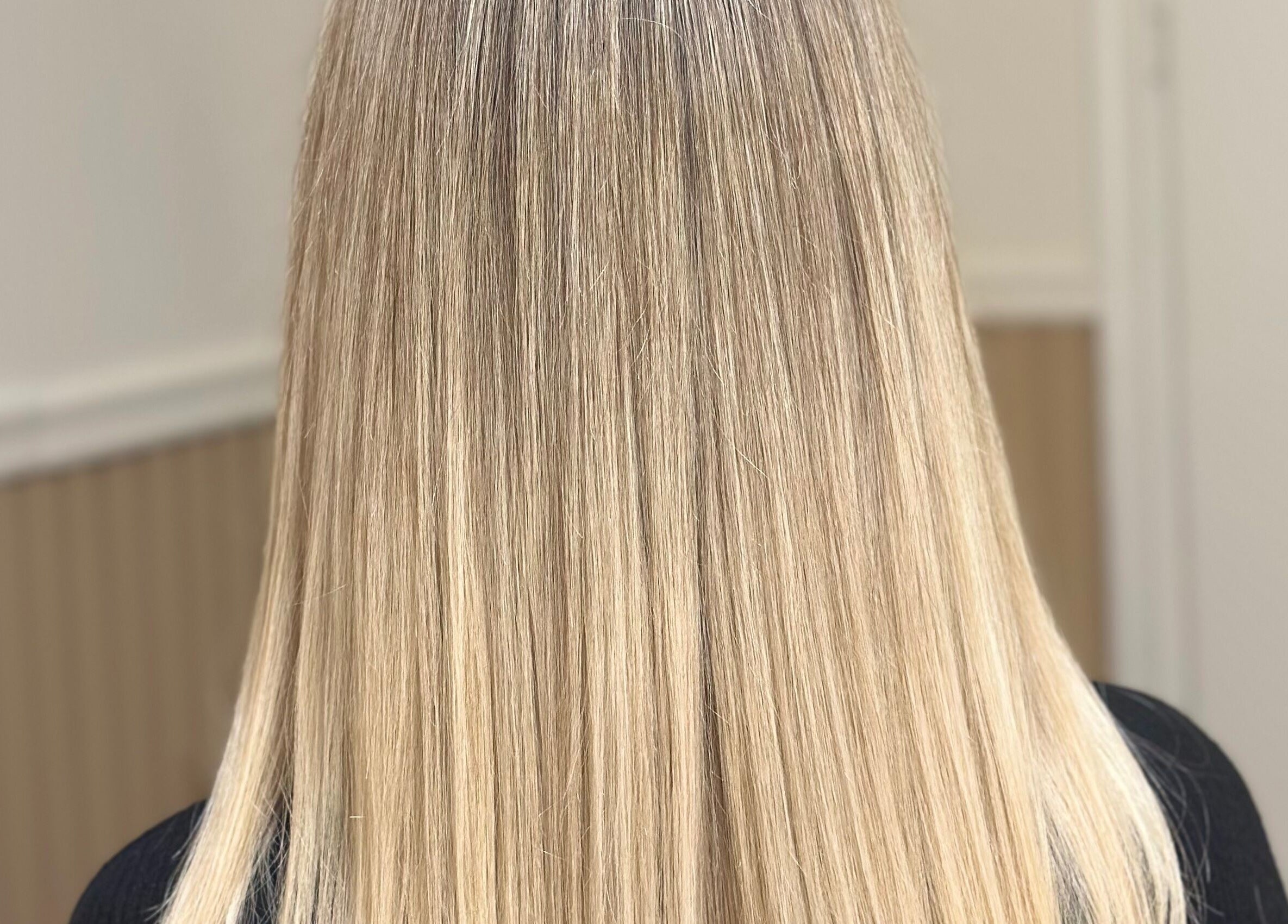 Ξανθά μαλλιά σε ίσιο στυλ στο Secret, Καμίνια, GR.