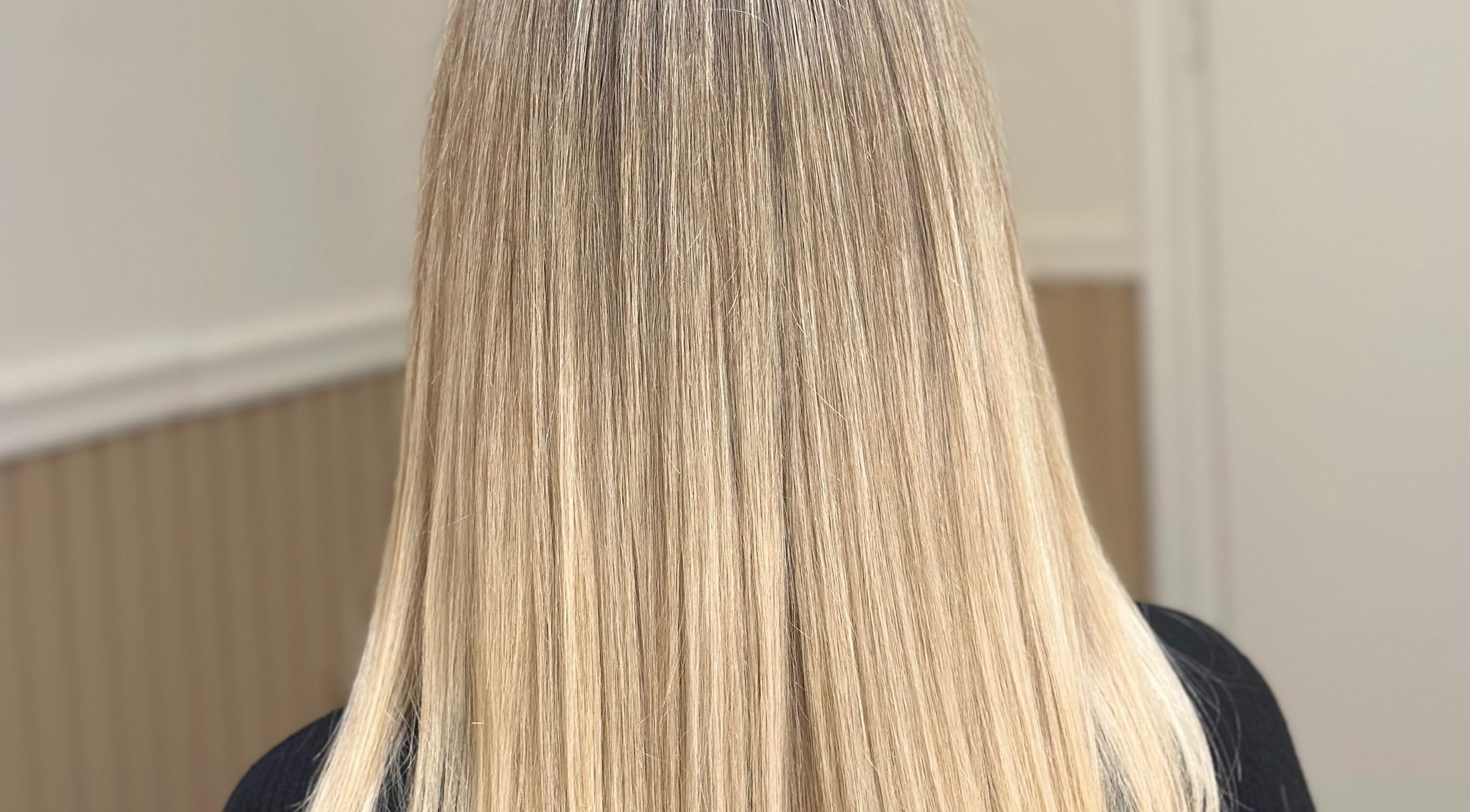 Ξανθά μαλλιά σε ίσιο στυλ στο Secret, Καμίνια, GR.