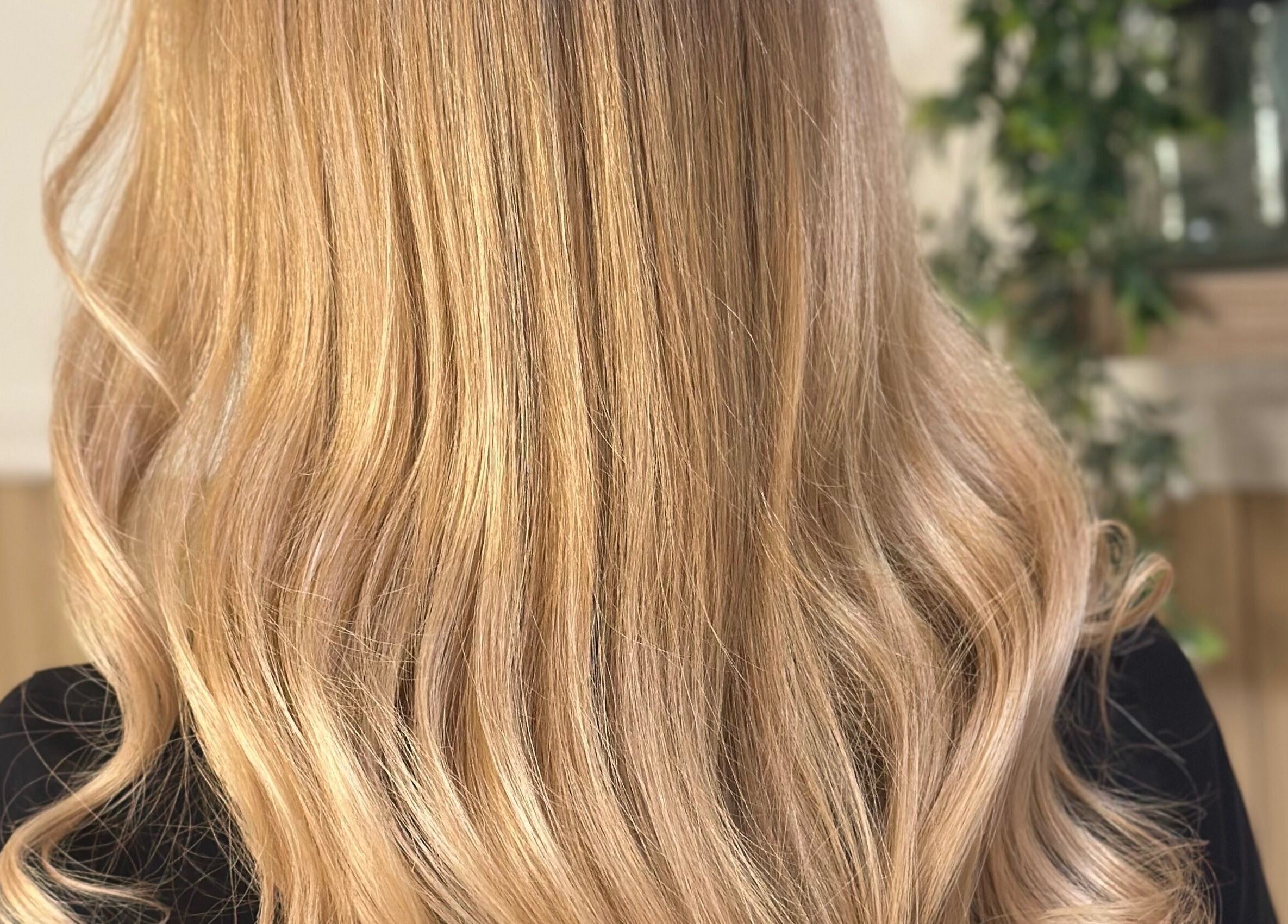 Χρυσά μαλλιά κυματίζουν στο κομμωτήριο Secret, Καμίνια, GR.