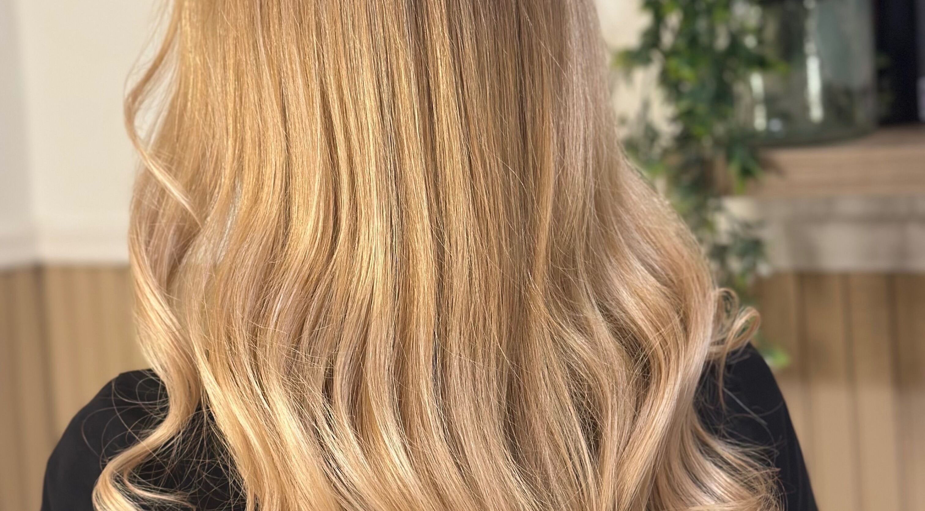 Χρυσά μαλλιά κυματίζουν στο κομμωτήριο Secret, Καμίνια, GR.