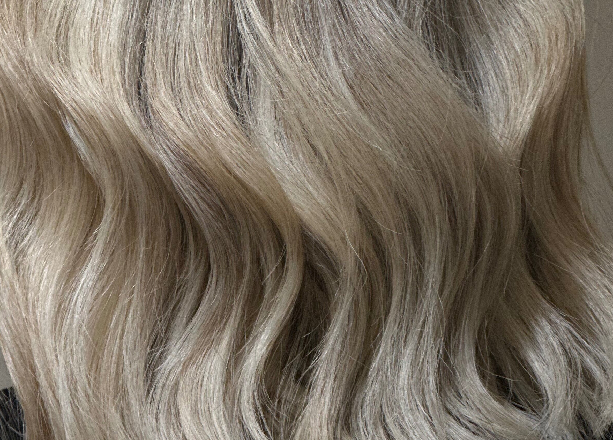 Κυματιστά ξανθά μαλλιά στο Secret, Καμίνια , GR για απαλή λάμψη.