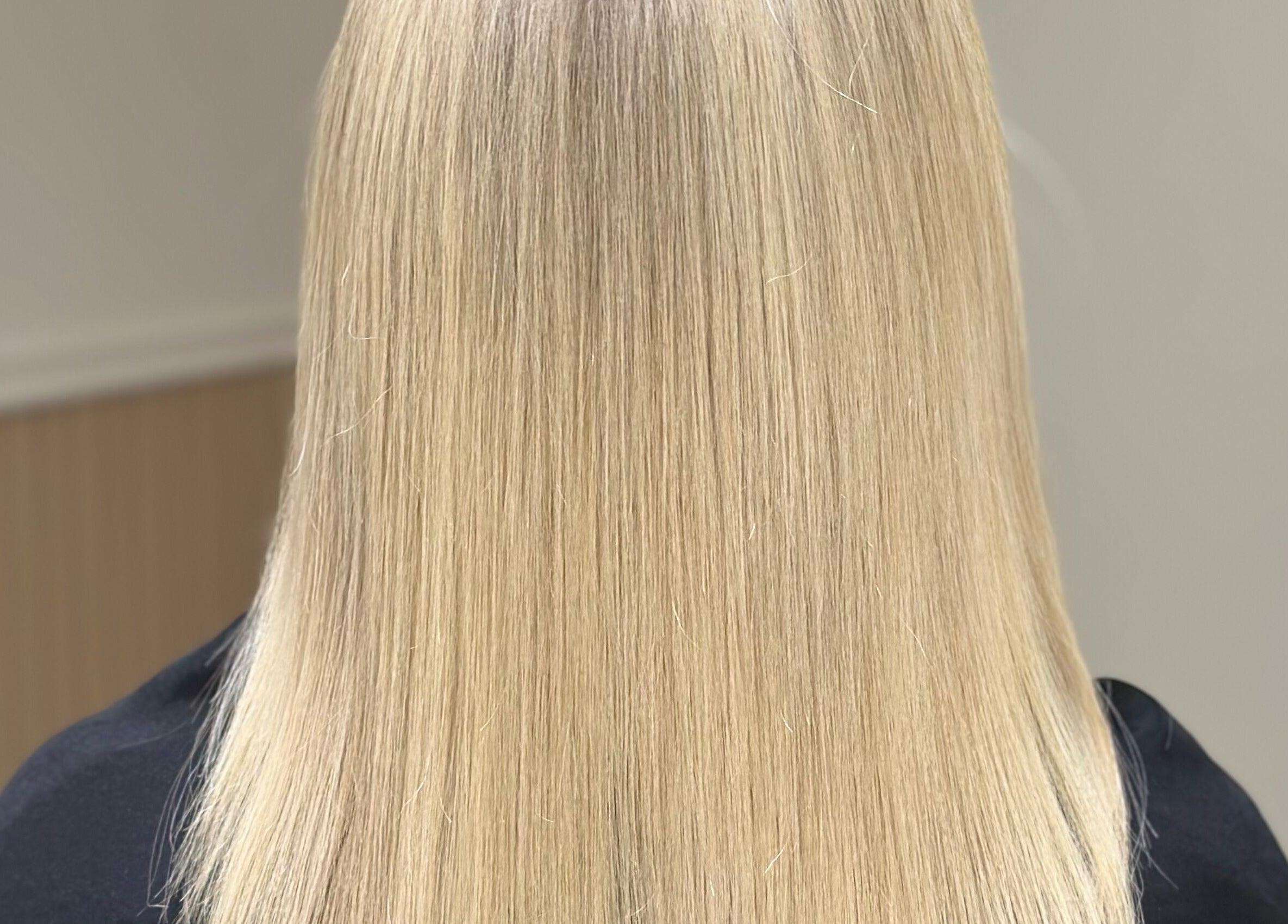 Λαμπερό ξανθό μαλλί με λεπτομέρεια κομμωτηρίου στο Secret, Καμίνια, GR.