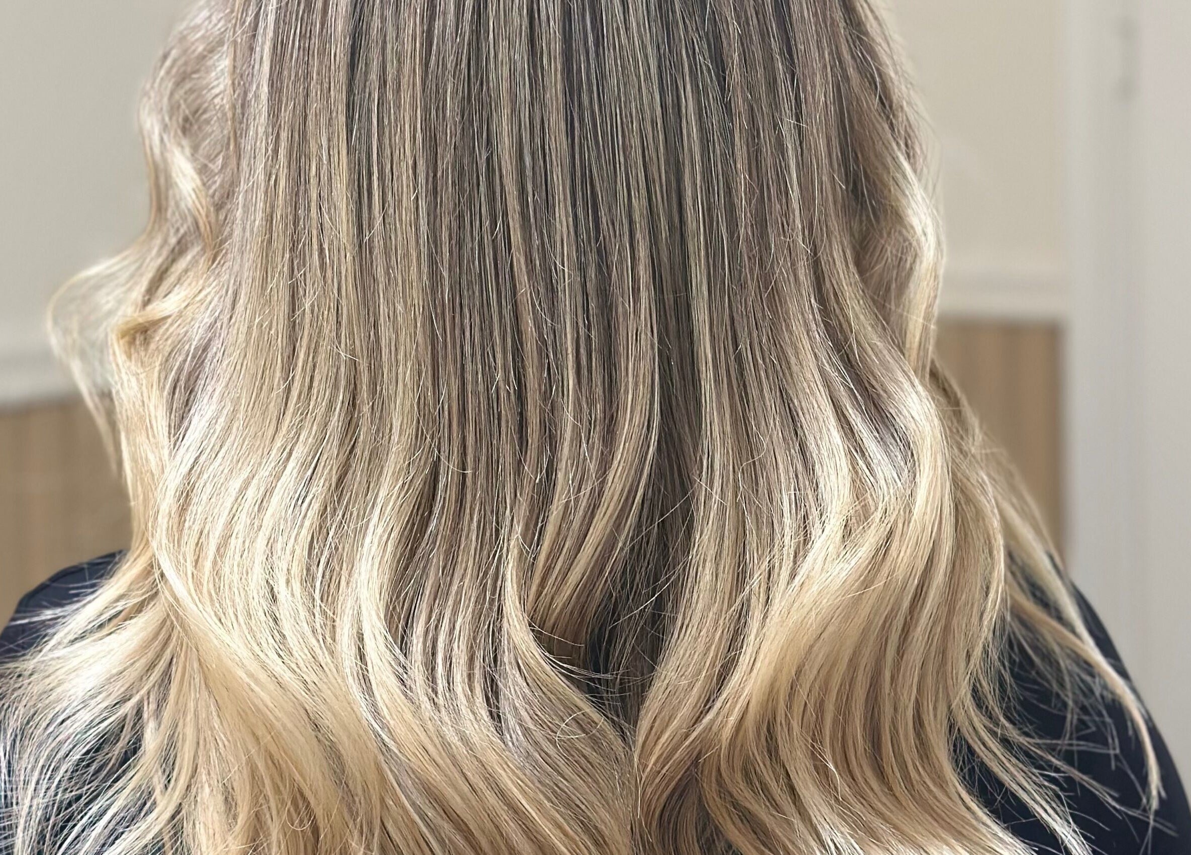 Εντυπωσιακές ξανθές ανταύγειες σε κυματιστά μαλλιά στο Secret, Καμίνια, GR.