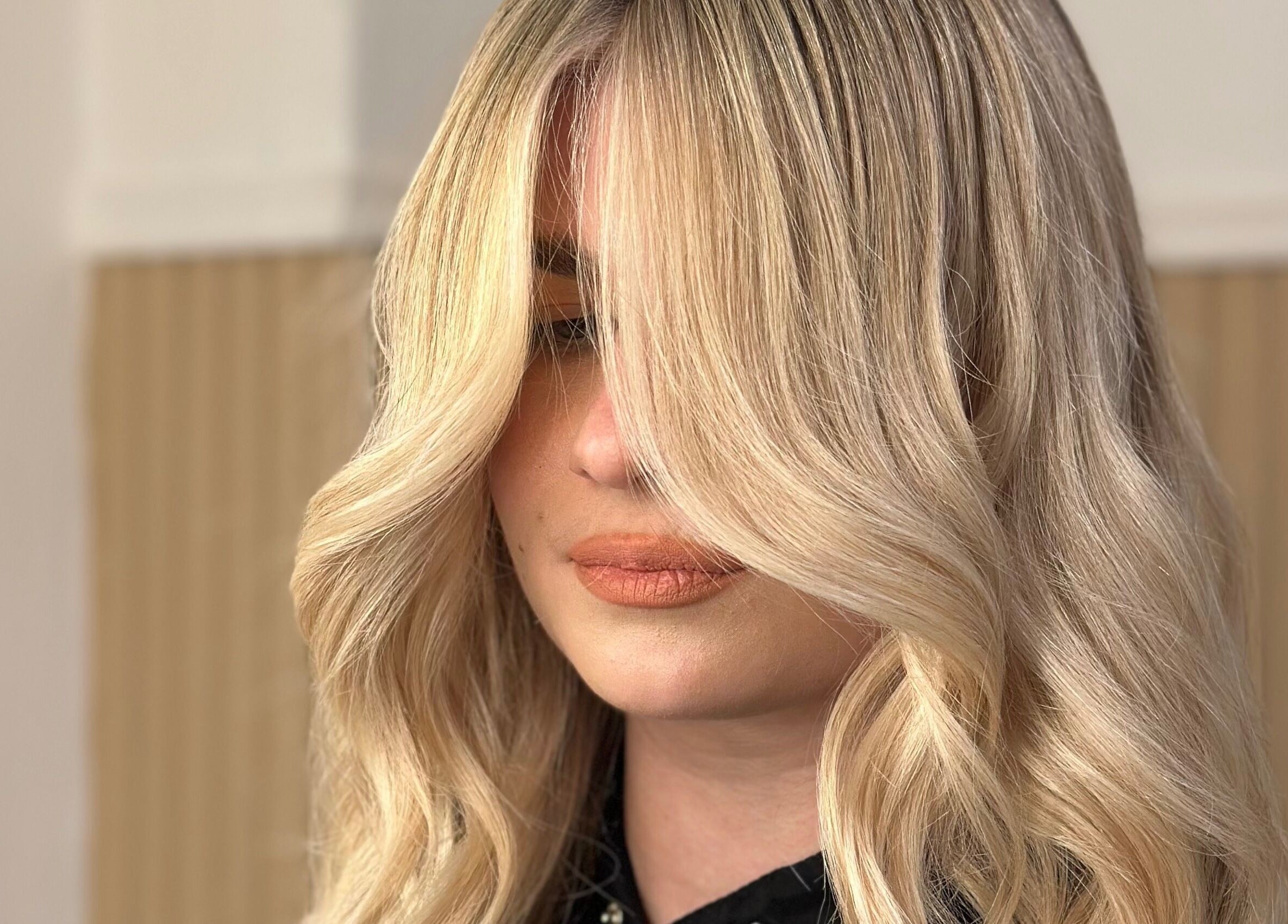 Γυναίκα με ξανθά κυματιστά μαλλιά στο σαλόνι Secret, Καμίνια, GR.