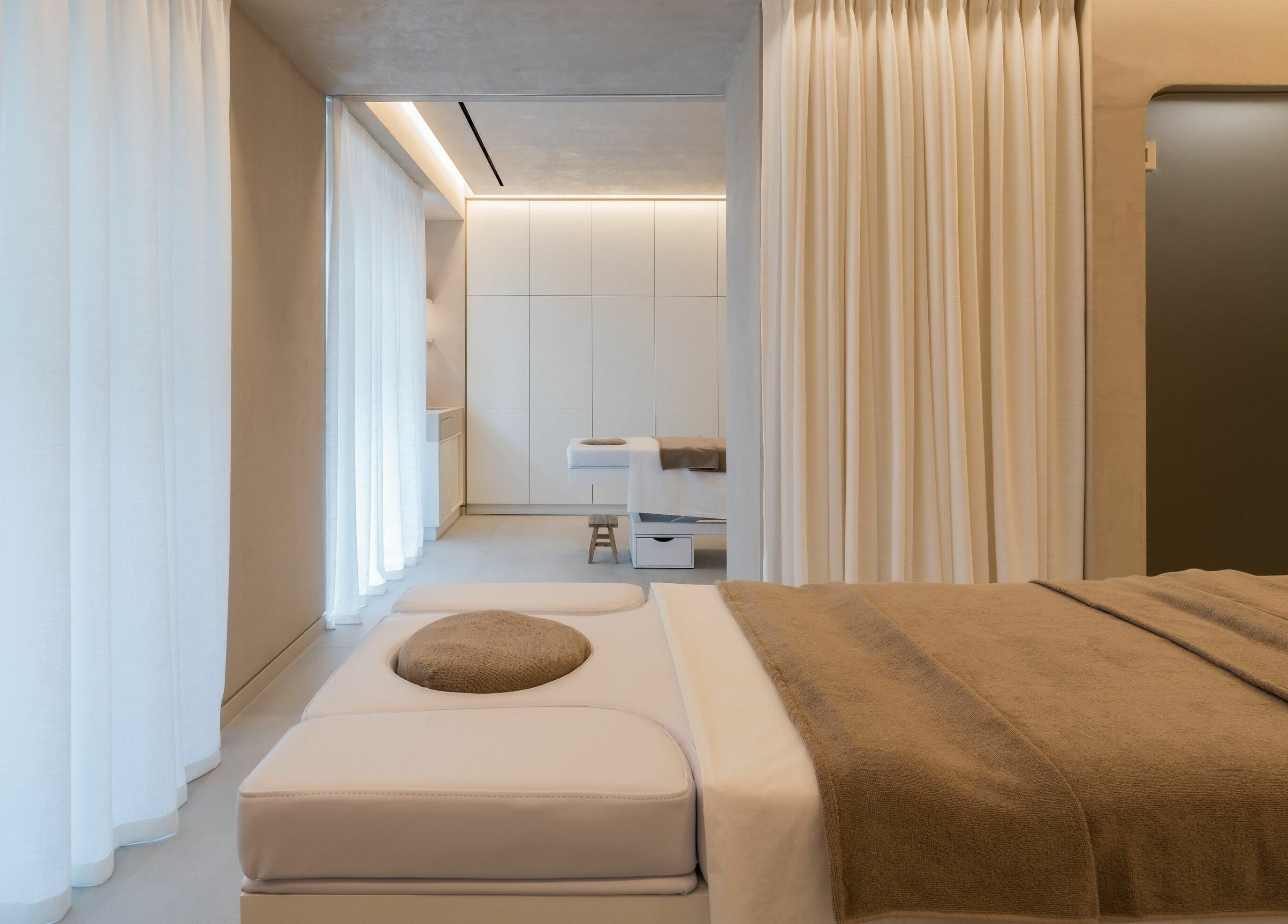 Luxurious spa room at Ma Cherie Skin, Αθήνα, GR with elegant design and relaxing ambiance.