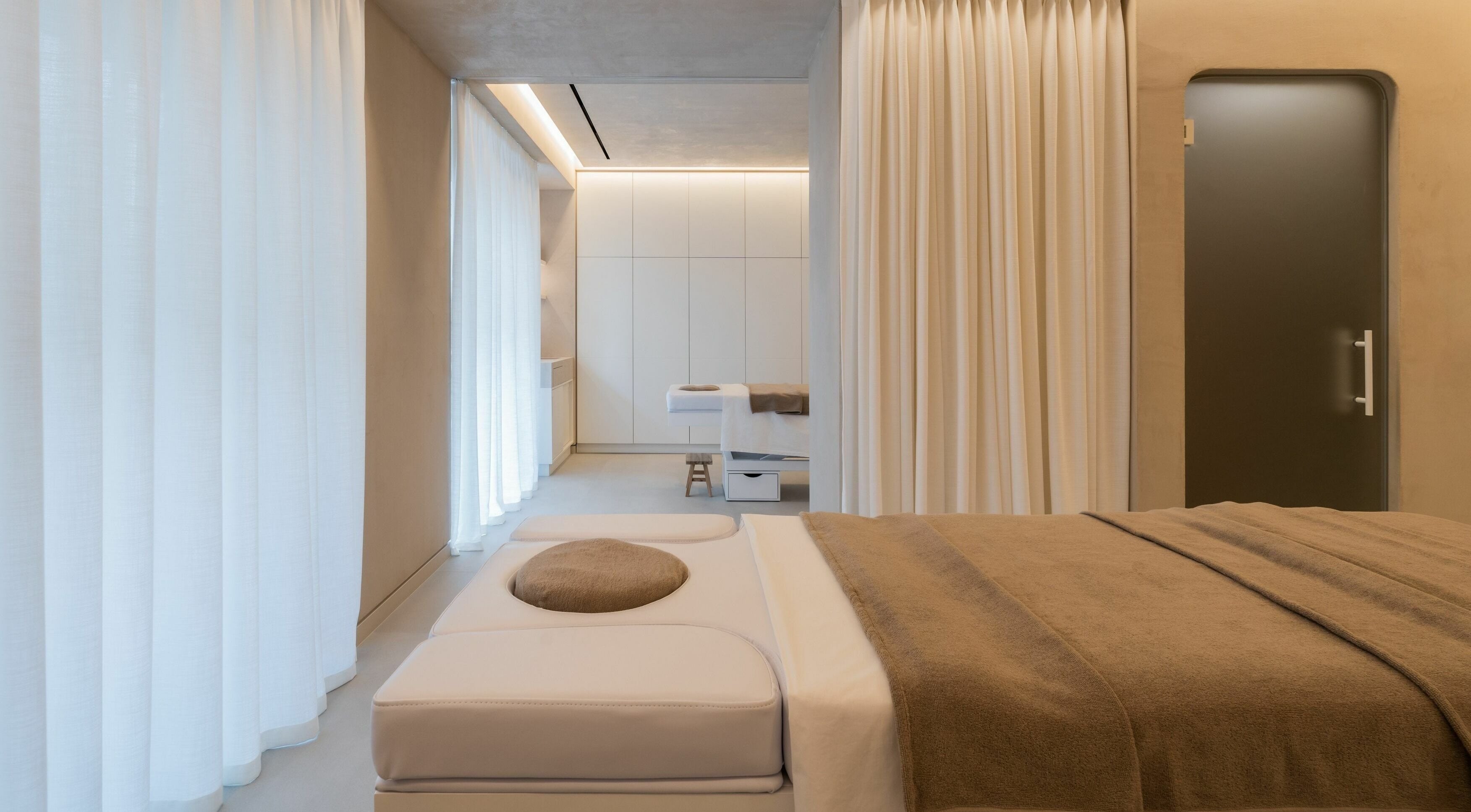 Luxurious spa room at Ma Cherie Skin, Αθήνα, GR with elegant design and relaxing ambiance.