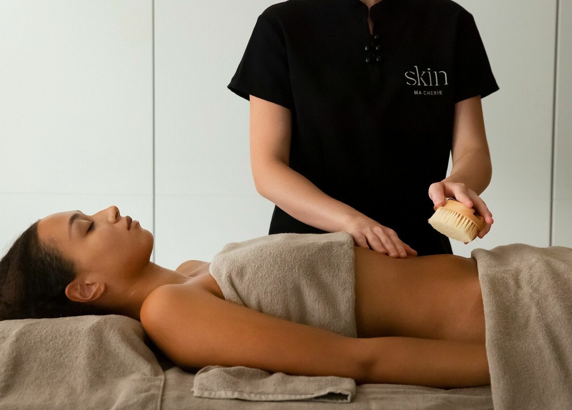 Relaxing body treatment at Ma Cherie Skin, Αθήνα, GR with a gentle brush massage for rejuvenation.