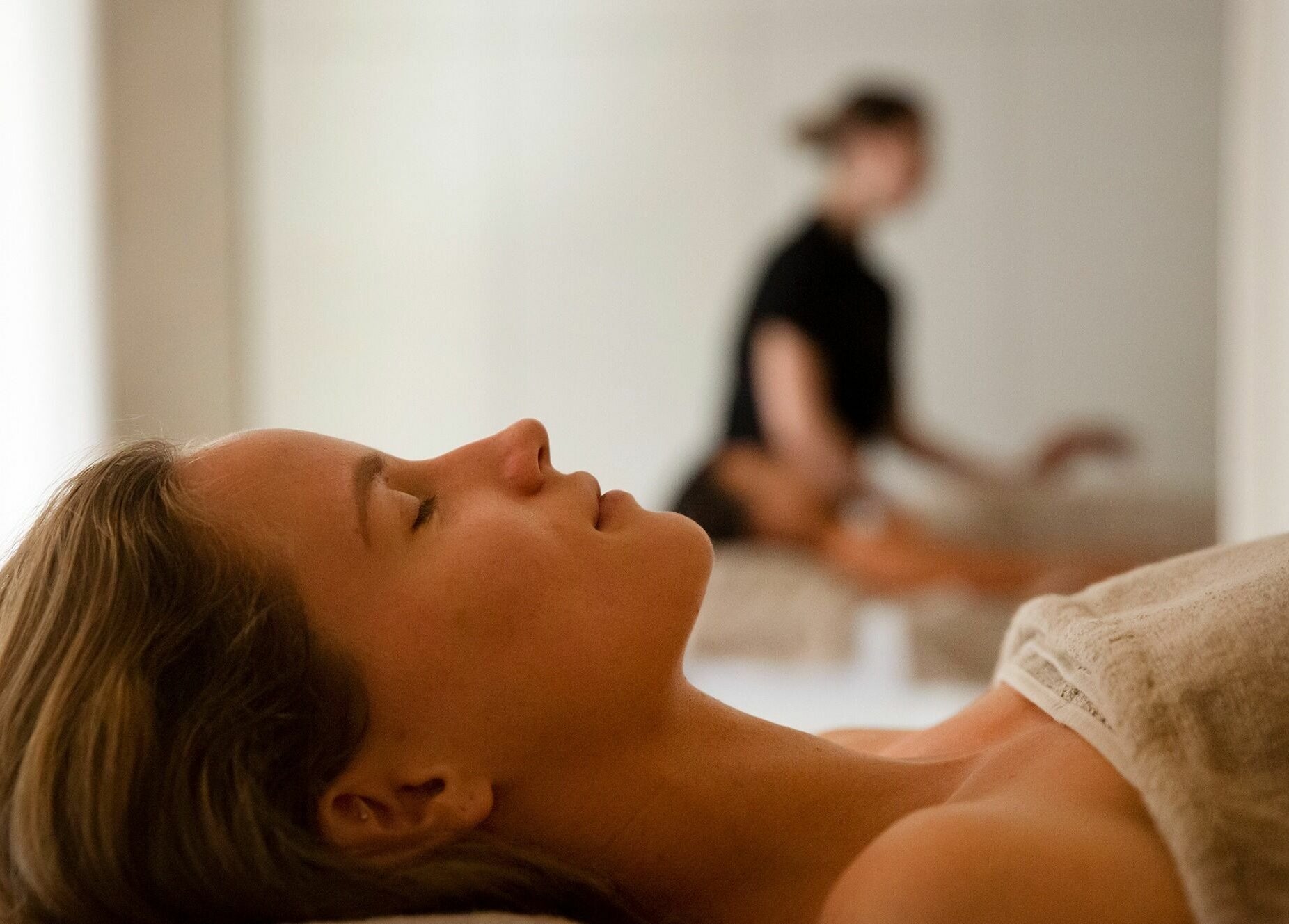 Client enjoying a calming massage at Ma Cherie Skin, Αθήνα, GR, highlighting soothing wellness services.