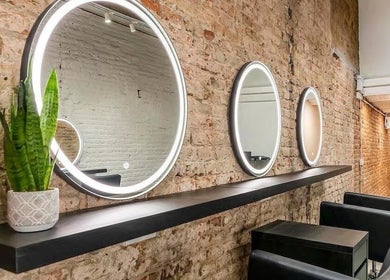Zona moderna y elegante en Chande Hair Stylist - Lab129, Barcelona, Catalunya, ES con espejos iluminados.