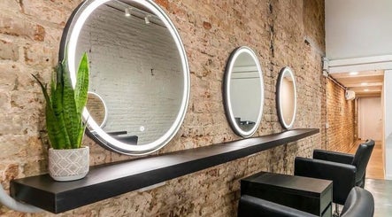 Zona moderna y elegante en Chande Hair Stylist - Lab129, Barcelona, Catalunya, ES con espejos iluminados.