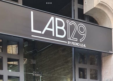 Entrada de Chande Hair Stylist - Lab129, Barcelona, Catalunya, ES, destacando su señalización moderna.