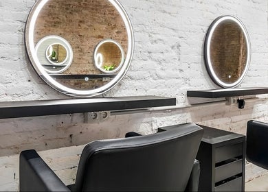 Área de estilista en Chande Hair Stylist - Lab129, Barcelona, Catalunya, ES con espejos circulares brillantes.