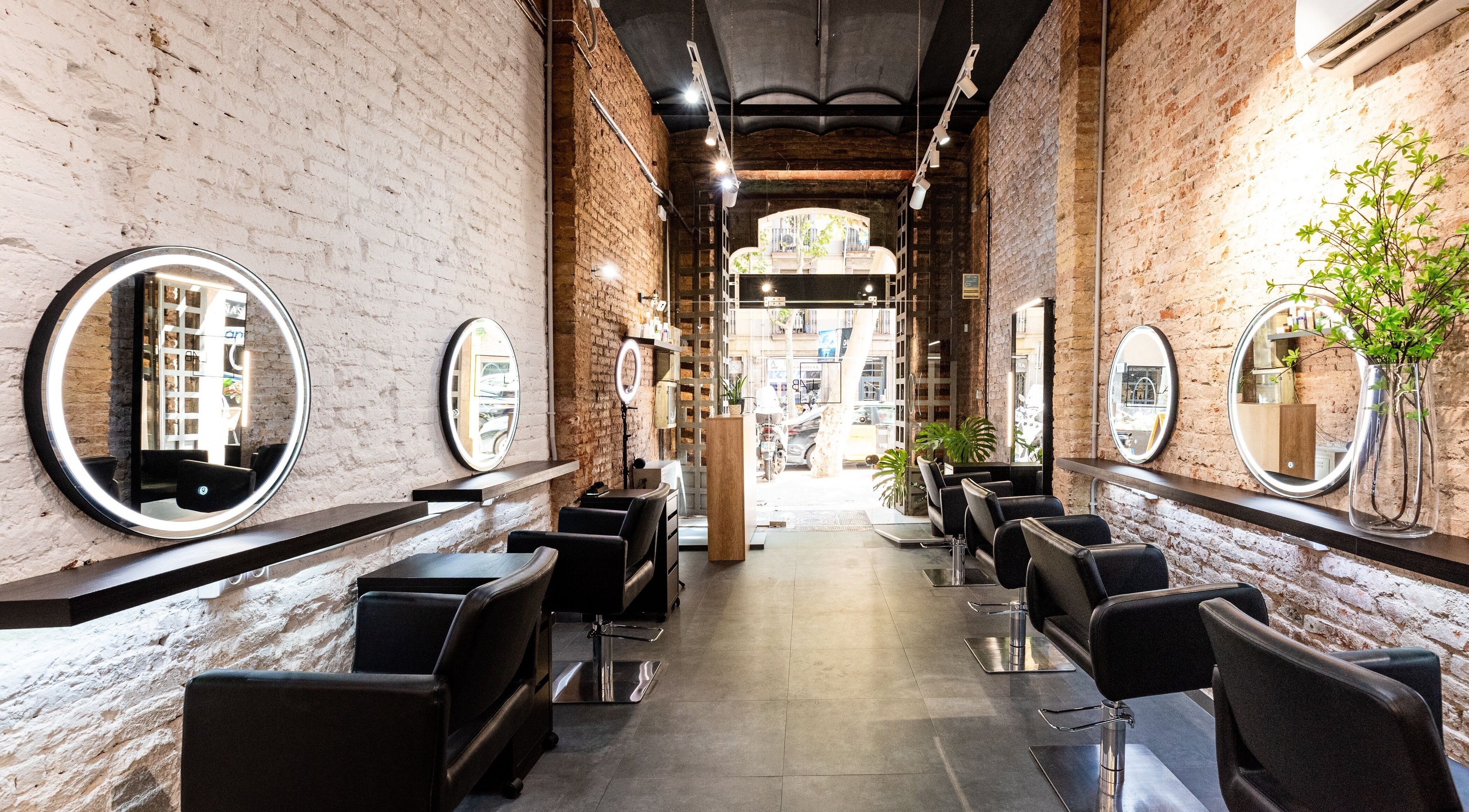 Interior elegante de Chande Hair Stylist - Lab129, Barcelona, Catalunya, ES con espejos redondos y sillas negras.