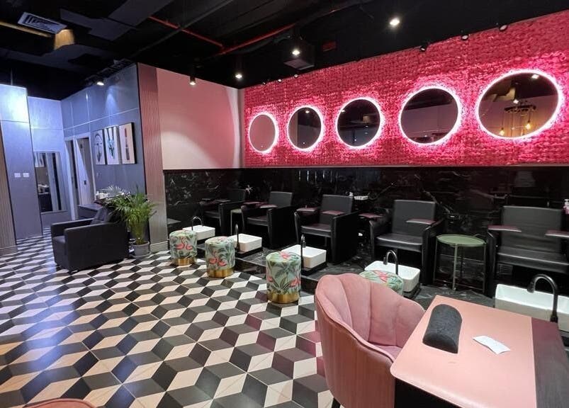 Modern interior of Vog Beauty Salon For Ladies in دبي, دبي, AE with chic seating and vibrant decor.