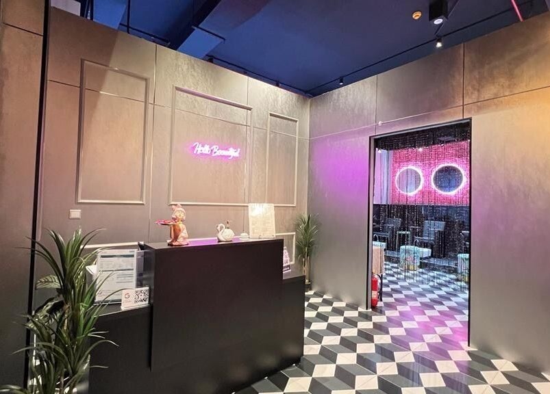 Chic reception area at Vog Beauty Salon For Ladies, دبي, دبي, AE with neon signs and modern decor.