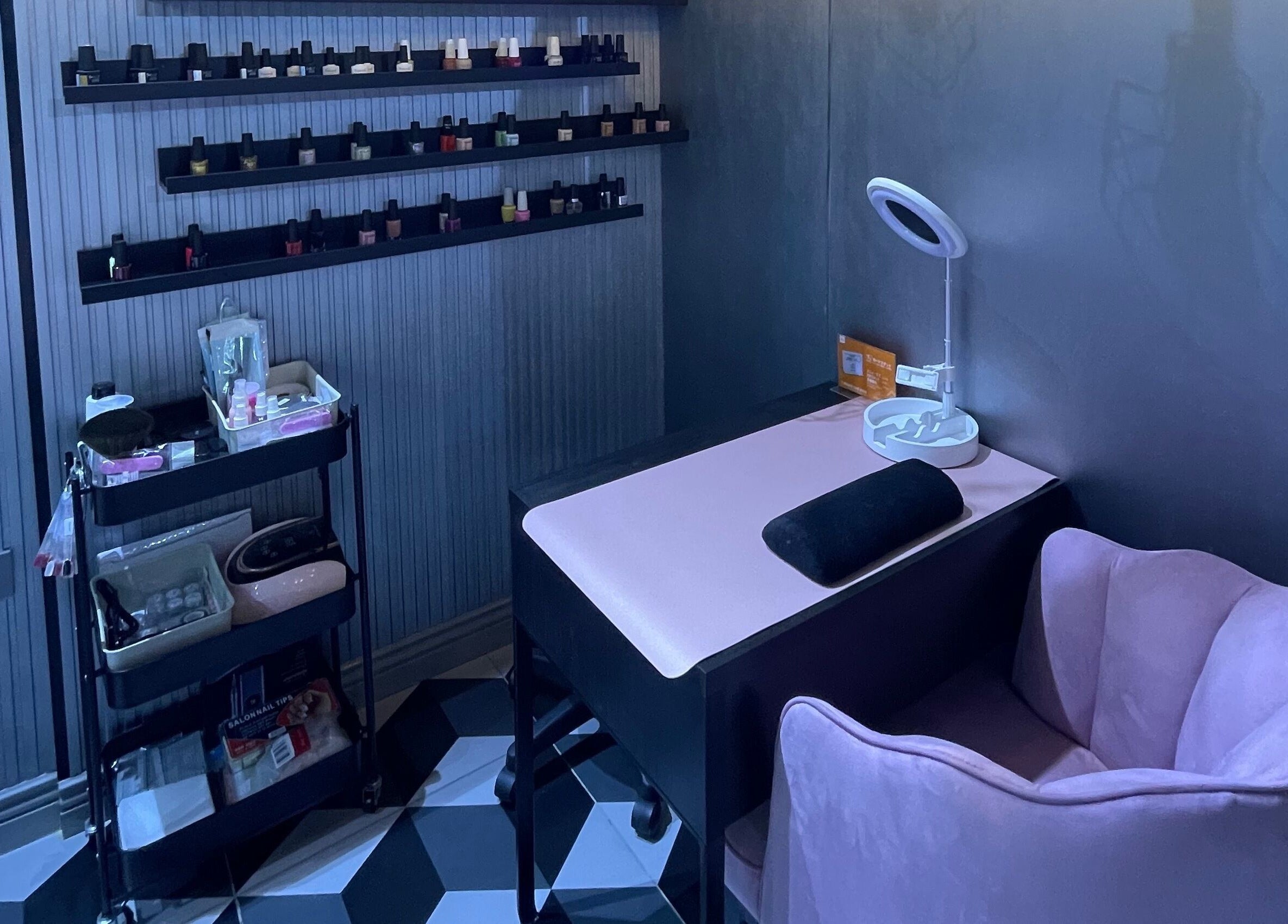 Modern nail station at Vog Beauty Salon For Ladies, دبي, دبي, AE with sleek decor and plush seating.