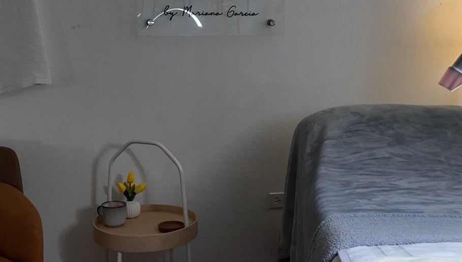Tranquil massage room at Valórate Aesthetic in Gurabo, Gurabo, PR with plush bed and minimalist decor.