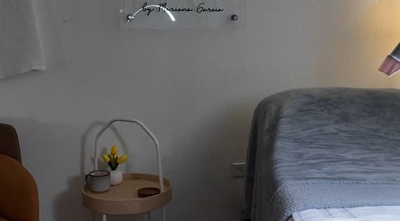 Tranquil massage room at Valórate Aesthetic in Gurabo, Gurabo, PR with plush bed and minimalist decor.