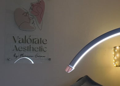 Elegant lighting and wall art at Valórate Aesthetic, Gurabo, Gurabo, PR, creating a soothing ambiance.