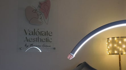 Elegant lighting and wall art at Valórate Aesthetic, Gurabo, Gurabo, PR, creating a soothing ambiance.