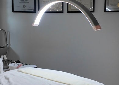 Treatment room at Valórate Aesthetic in Gurabo, PR with soft lighting and aesthetic tools.