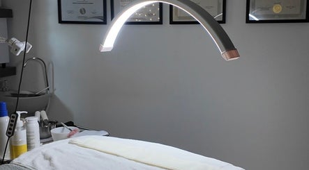 Treatment room at Valórate Aesthetic in Gurabo, PR with soft lighting and aesthetic tools.