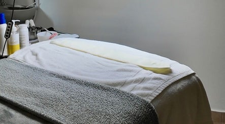 A pristine spa bed at Valórate Aesthetic, Gurabo, Gurabo, PR, ready for a relaxing treatment.