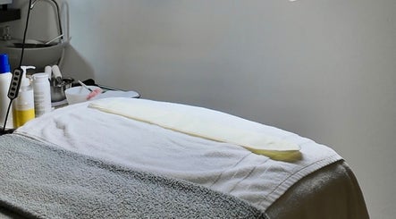 Relaxing treatment room at Valórate Aesthetic, Gurabo, Gurabo, PR, featuring spa essentials.