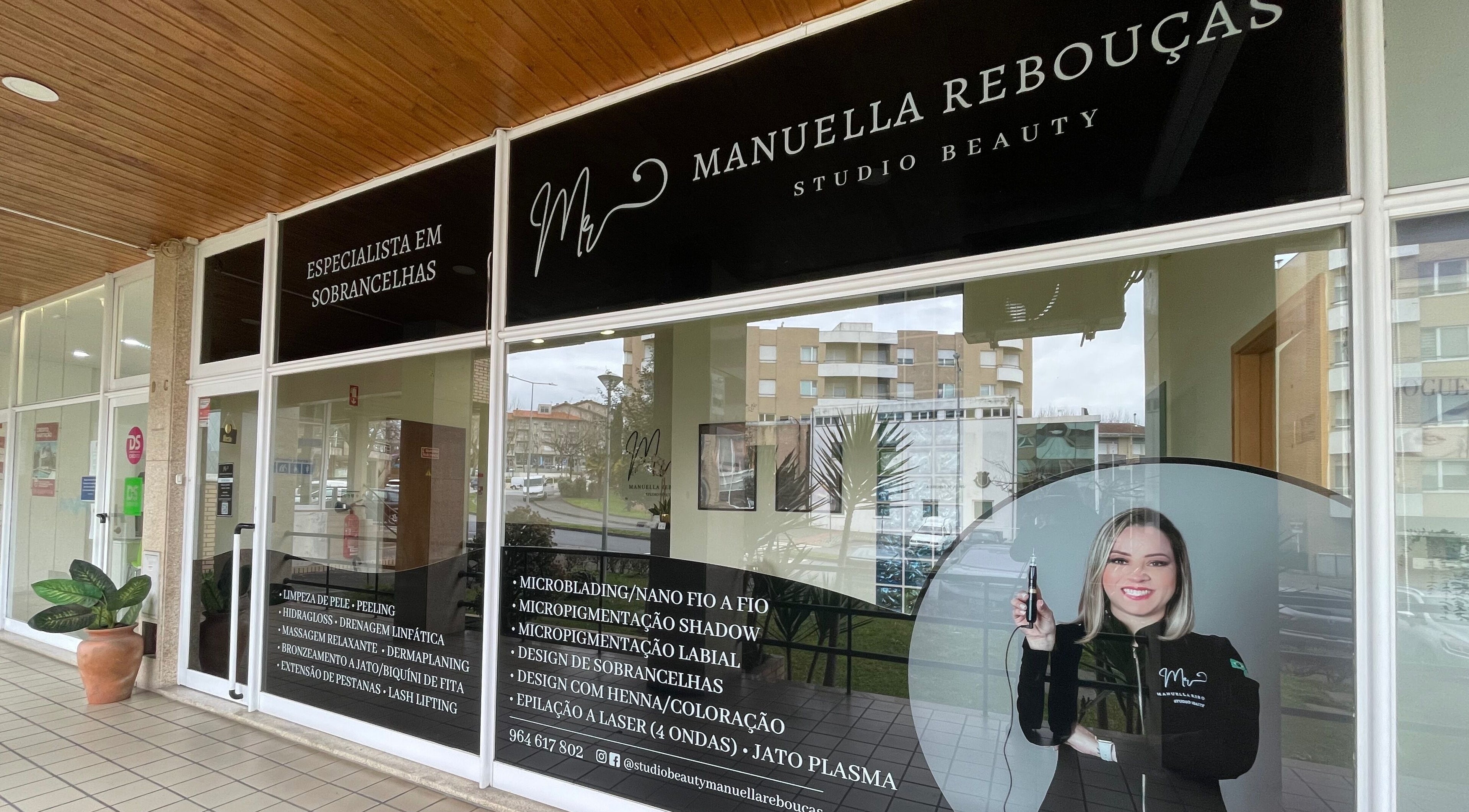 Fachada do Studio Beauty Manuella Rebouças em Arrifana, Aveiro, PT destacando serviços de beleza.