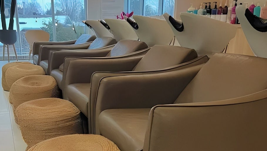 Espace de détente moderne chez By Clarose à Chambly, Québec, CA avec fauteuils élégants.