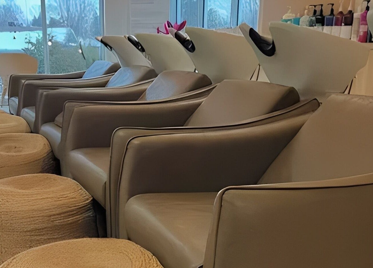 Espace de détente moderne chez By Clarose à Chambly, Québec, CA avec fauteuils élégants.